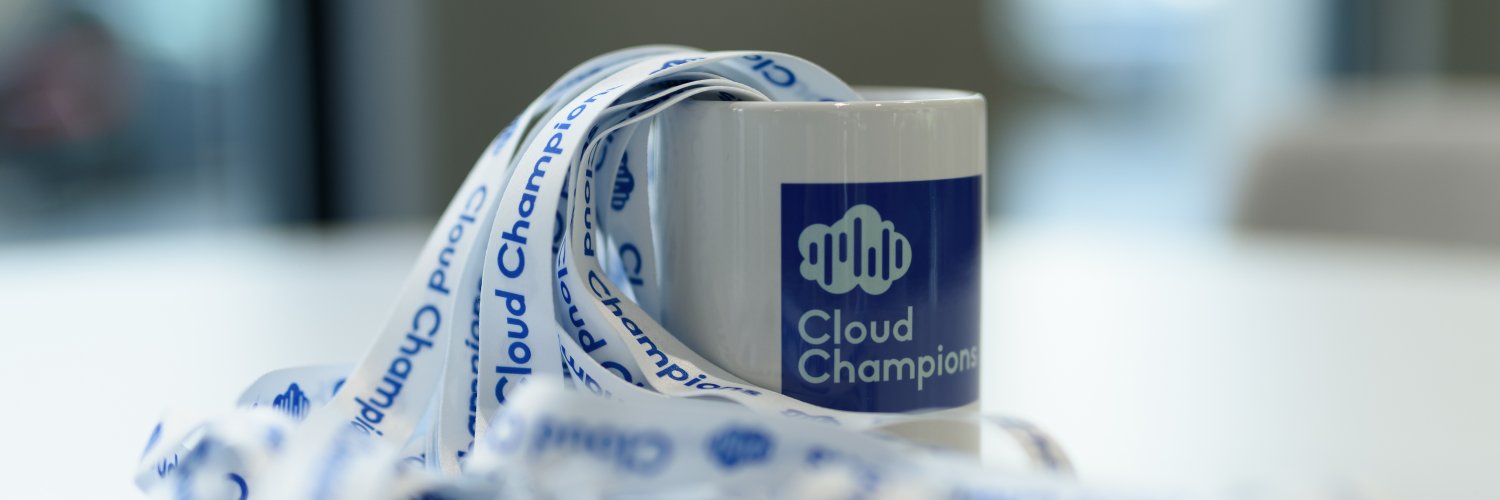 Foto di una tazza con il logo Cloud Champions, contenente alcuni lacci (anch'essi con brand Cloud Champions) per badge